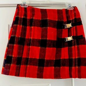 Adorable skirt  size 6. New with tags. 95% polyester, 5% Spandex